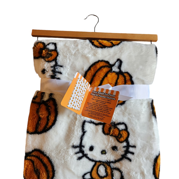 Hello Kitty Halloween 2024 50”x70” Plush Blanket Pumpkin Throw Faux Fur - Picture 5 of 9